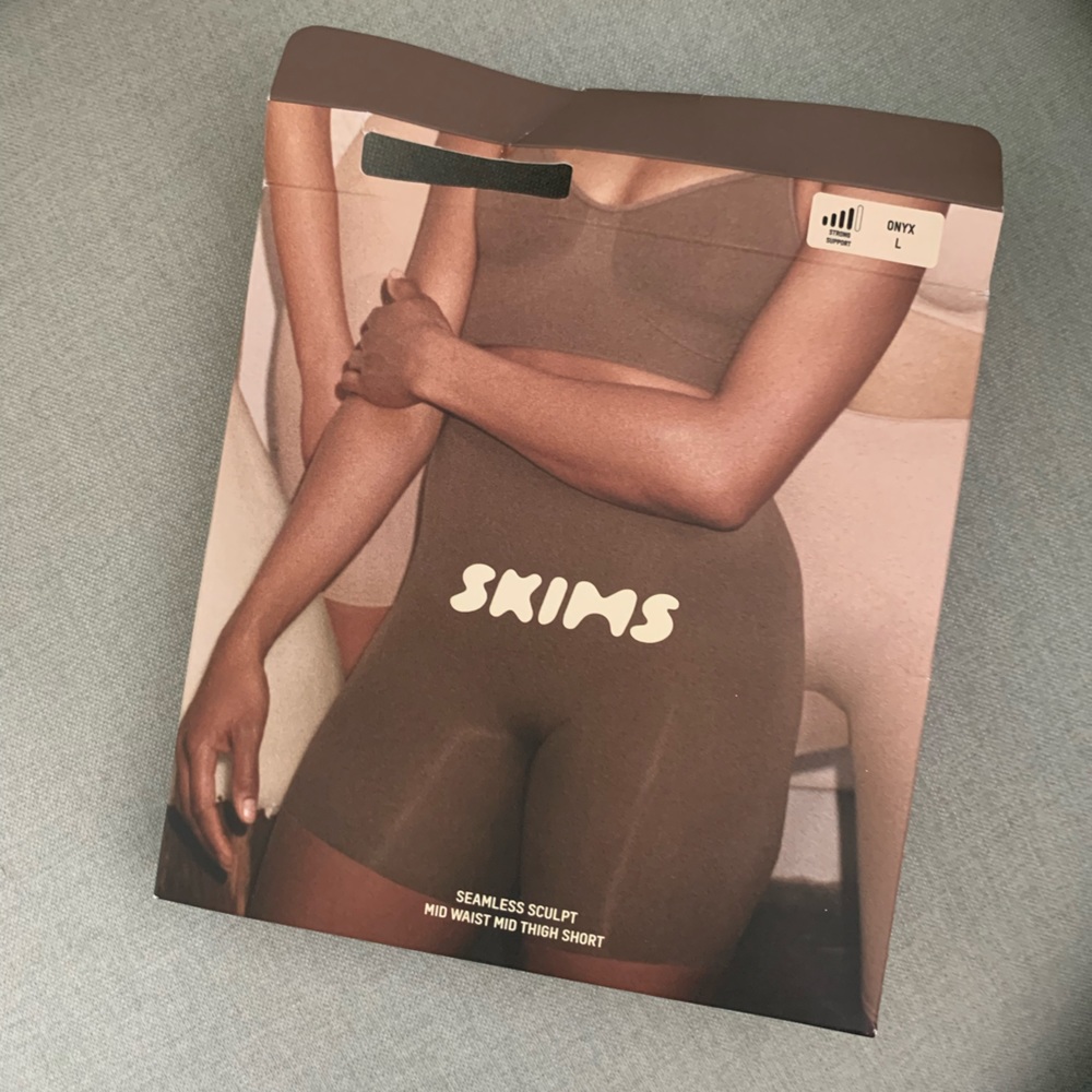 Skims Seamless Sculpt Mid Thigh Short | ONYX L